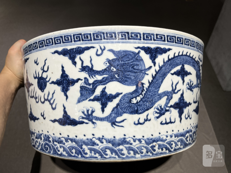 明嘉靖青花外双龙戏珠五爪龙纹内鱼藻纹缸 - 图5